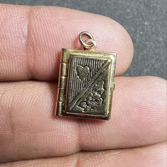 Antique Victorian Gold Tone Opening Book Locket Charm With 2 Vintage Pictures lo - Picture 1 of 6